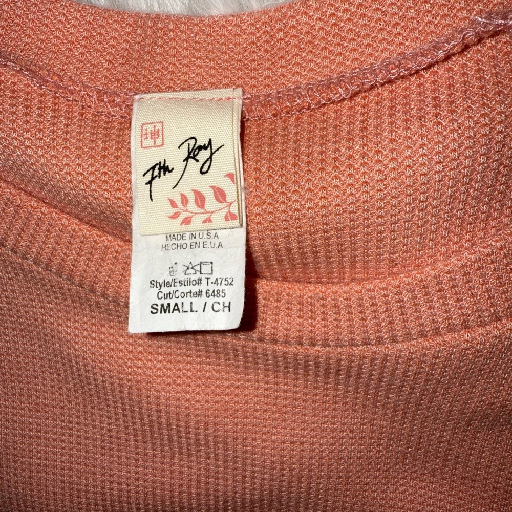 7th Ray Coral and White Lace Sleeve Top - Picture 2 of 4